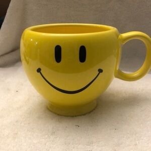 Oversized Yellow Smiley Face Coffee Mug 20 ounces